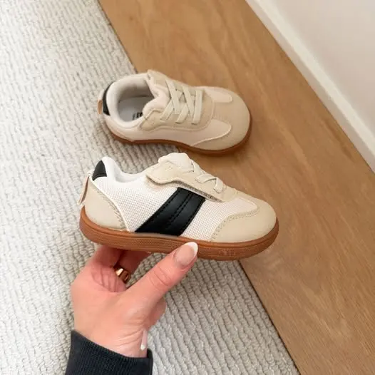 Uhhhh $15 barefoot toddler sneaks β photo from Chloe Webb's Chloe's Closet post
